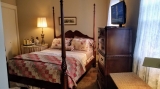 Withington room - Smallest Room. Cozy four poster, desk area, shared bath across hall.